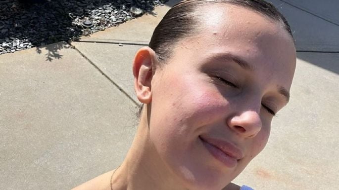 Millie Bobby Brown se llevó todas las miradas desde la playa con traje de baño de 2 piezas