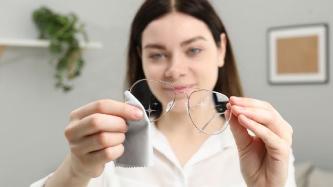 Con 2 ingredientes de cocina, elimina las rayas de tus gafas en pocos minutos