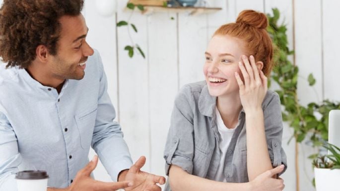 Que quiere decir que alguien se toque la cara al hablar, según la psicología