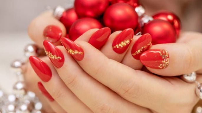 5 ideas con brillos para lucir tus uñas en Navidad