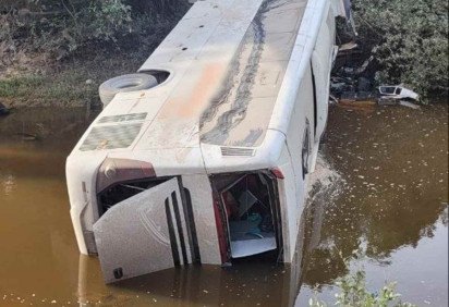 Três pessoas morrem após ônibus cair de ponte em Tocantins