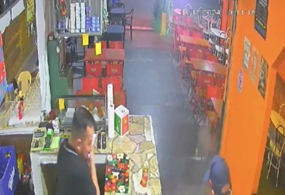 Coxinha explode e provoca queimaduras no rosto de homem