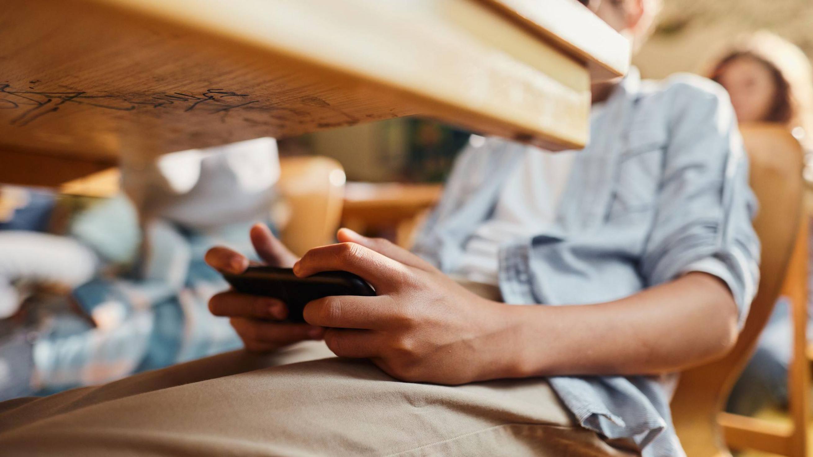 Proibição de celulares nas escolas: os desafios a serem enfrentados e as medidas adotadas por quem já proíbe