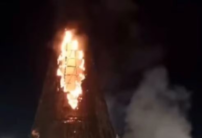 Árvore de Natal pega fogo dois dias após inauguração no Acre