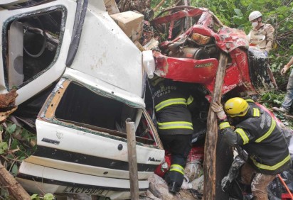 Duas pessoas morrem em acidente entre carro e caminhão com defensivos agrícolas