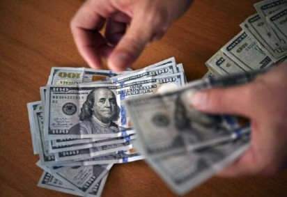 Após bater R$ 6,20, dólar fecha quase estável com atuação de BC e fala de Lira